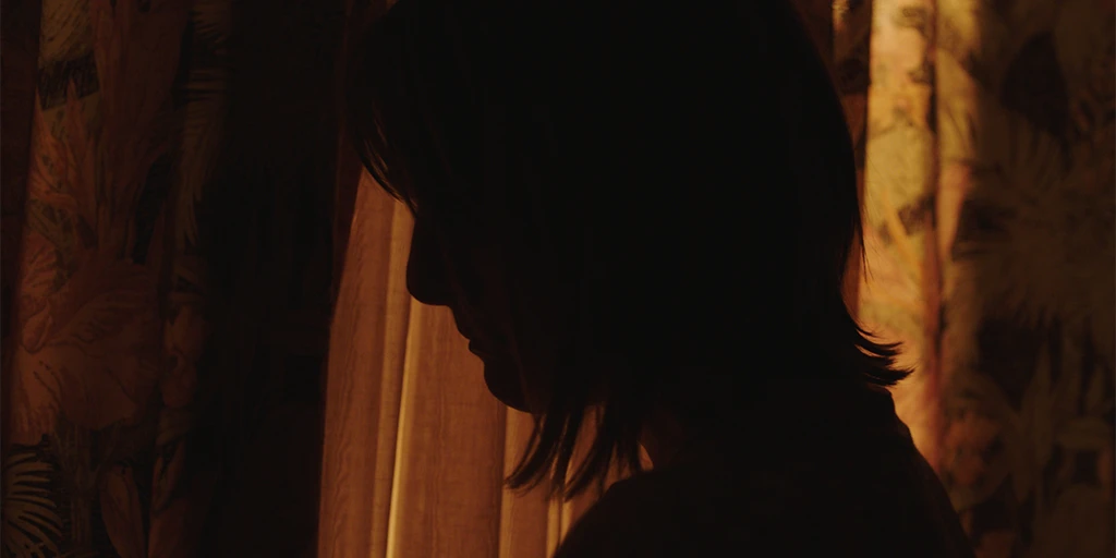 Ildikó (Nicole Marischka) nachdenklich bei Nacht im Spielfilm »Auster«