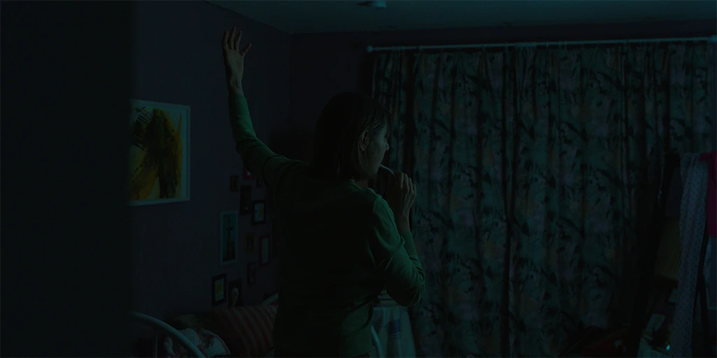 Ildikó (Nicole Marischka) putzt sich die Zähne und tanzt im Spielfilm »Auster«