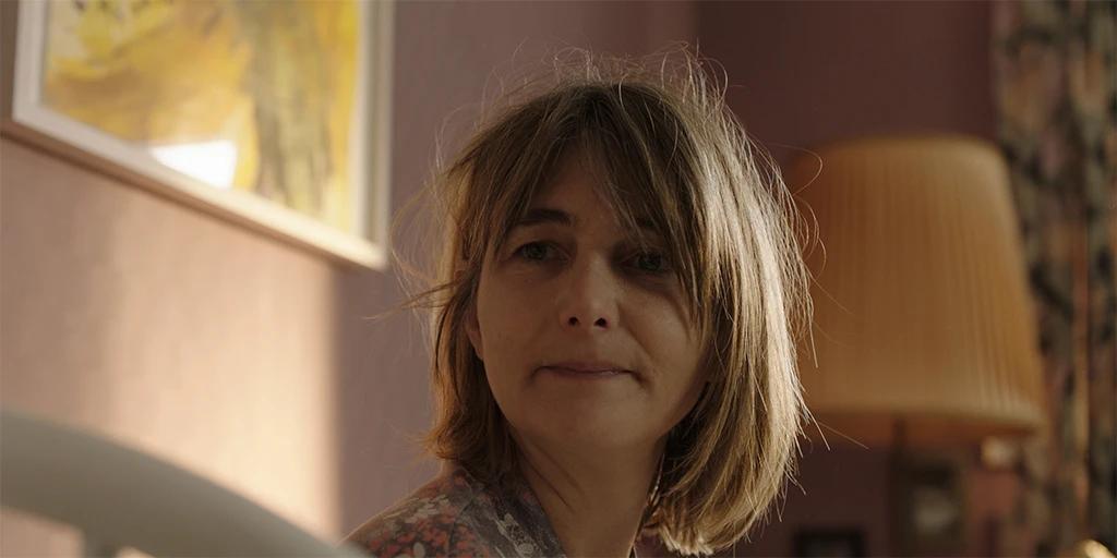 Ildikó (Nicole Marischka) schaut zu Ida im Spielfilm »Auster«