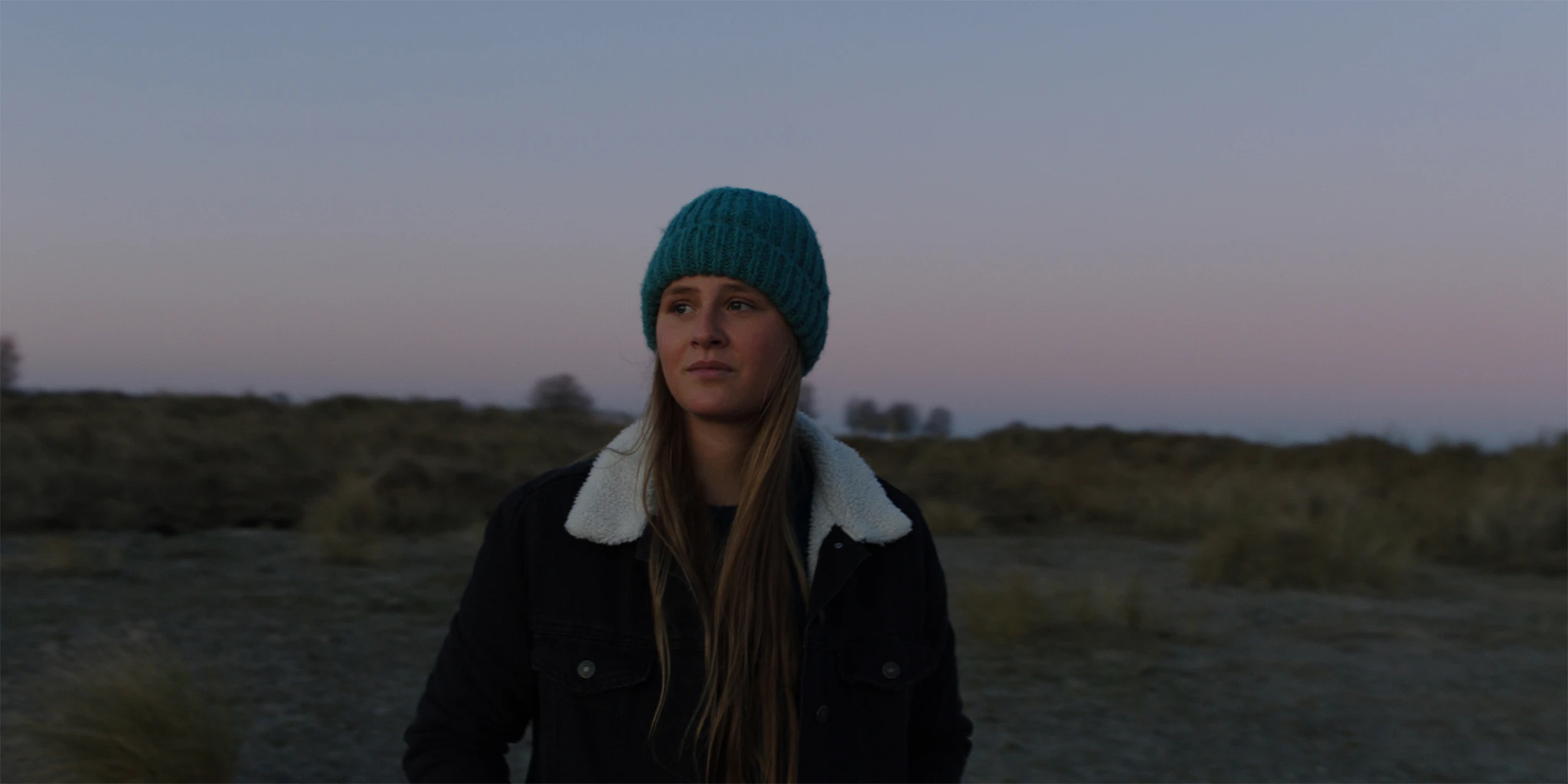 Ida (Lucie Hollmann) betrachtet die Morgenröte im Spielfilm »Auster«
