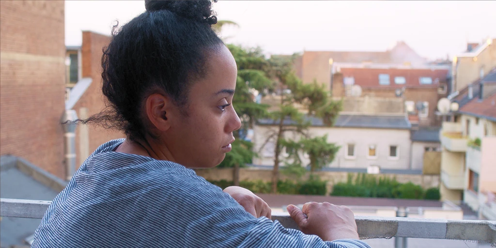 Die Protagonistin des Films »Die Mathematik der Dinge« sitzt vor dem Fenster ihrer Wohnung auf einer Feuerleiter und schaut seitlich in die Hinterhöfe ihrer Nachbarschaft.