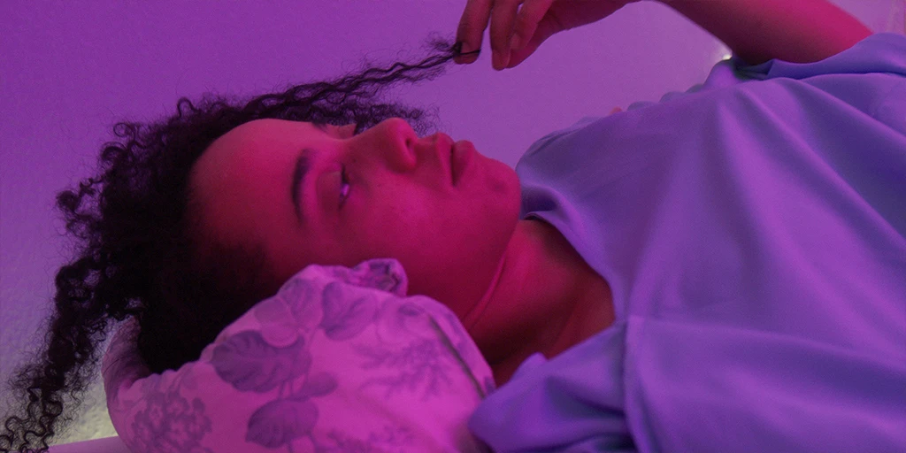 Lena (Shari Asha Crosson) liegt nachdenklich im neu eingerichtetem Kinderzimmer im Spielfilm Â»Die Mathematik der DingeÂ«